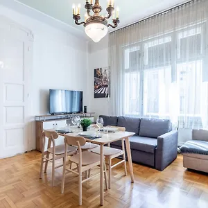 https://huge-apartment-in-the-city-center-netflix-wifi.inbudapesthotels.com